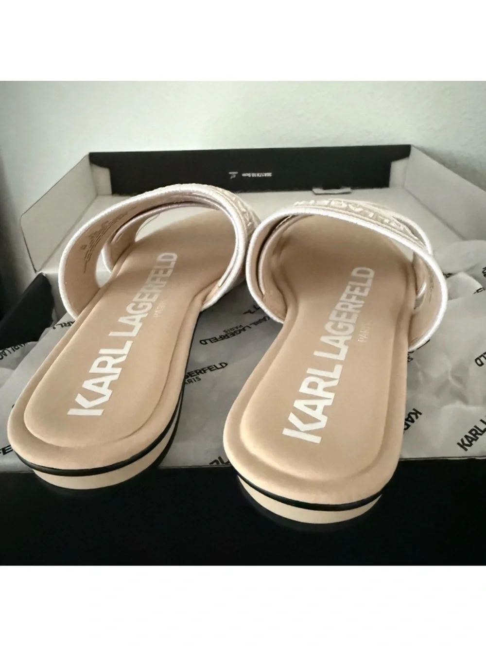 NIB KARL LAGERFELD PARIS Caitlyn Slide Sandal